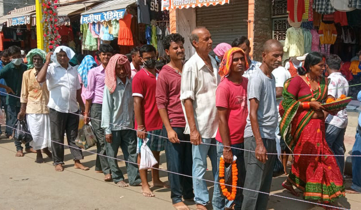 राजदेवी मन्दिरमा श्रद्धालुहरूको घुइँचो, १५ हजार बोकाको बलि दिइने (तस्बिरसहित)